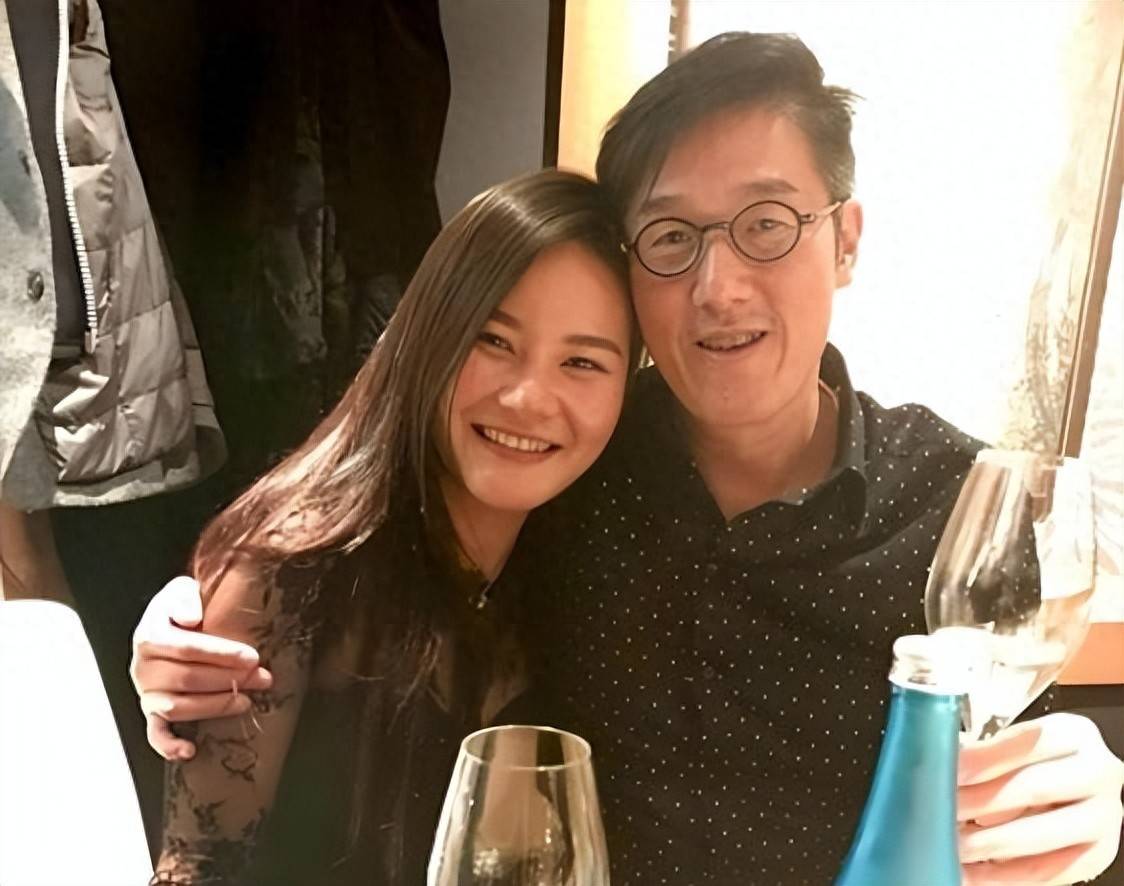 67岁港富商偷情网红9年，4胎原配不知