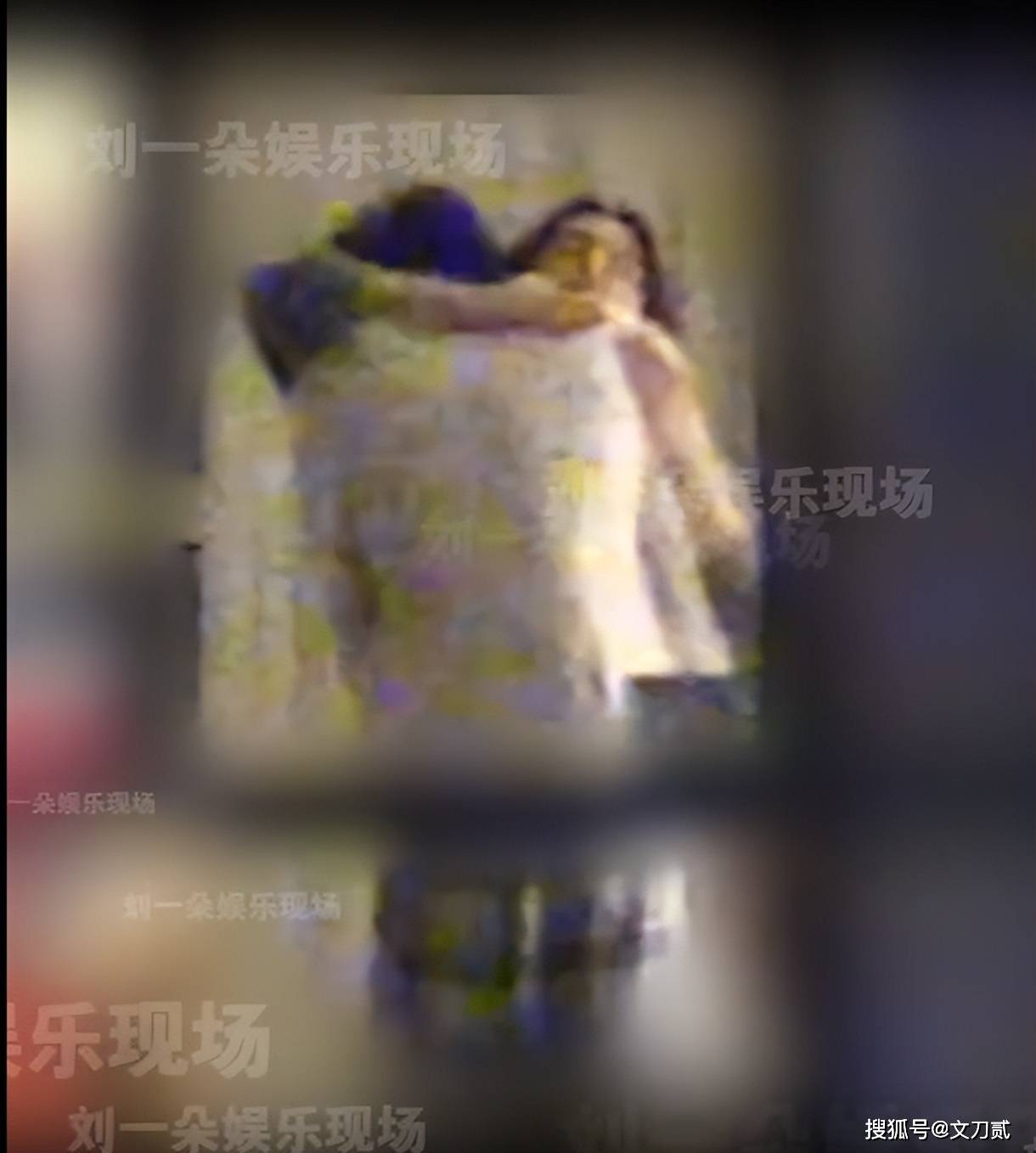 女艺人卧室拥吻男友,男方身份被扒