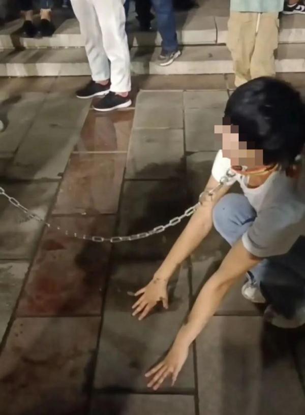 低俗直播PK罚跪泼墨汁,主播被查处