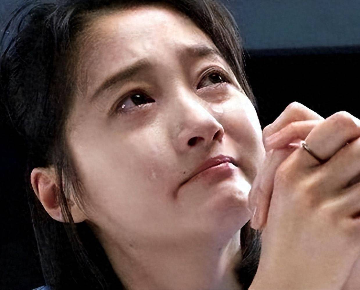 关晓彤7月曝情感争议照,多次婚姻波折太意外