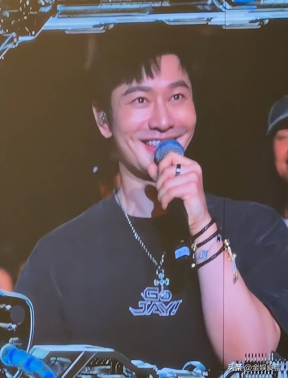 黄晓明因夸奖昆凌引发讨论 网友热议