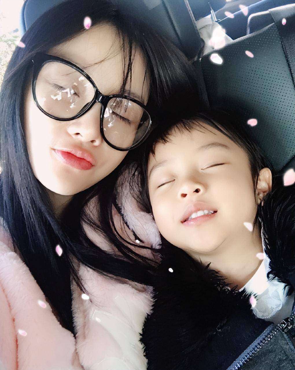 李小璐素颜带娃逛超市,近况引关注