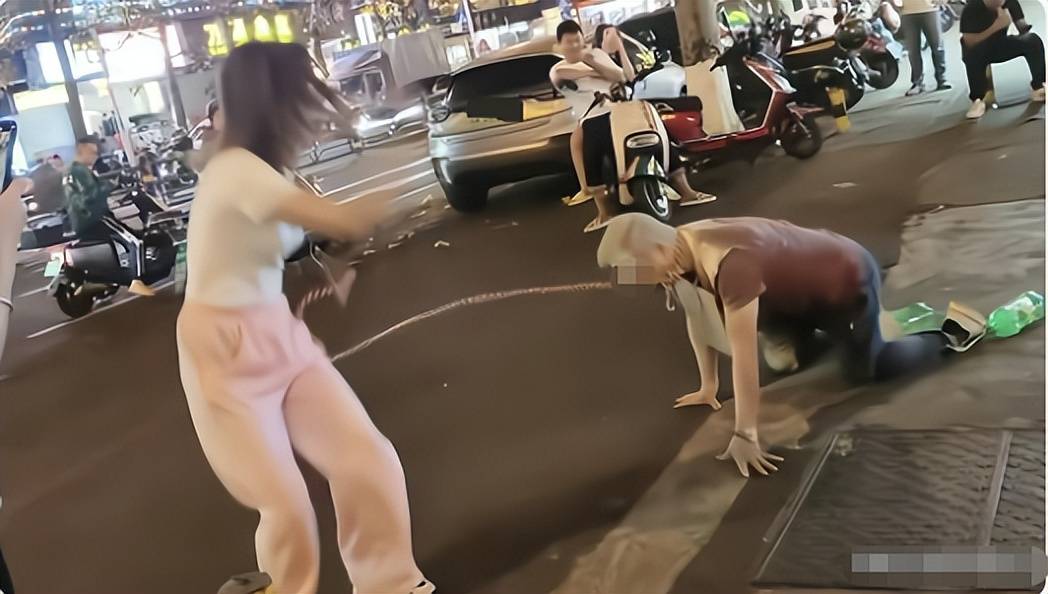 湖南两女子铁笼游街：幕后多人落网结局大快人心