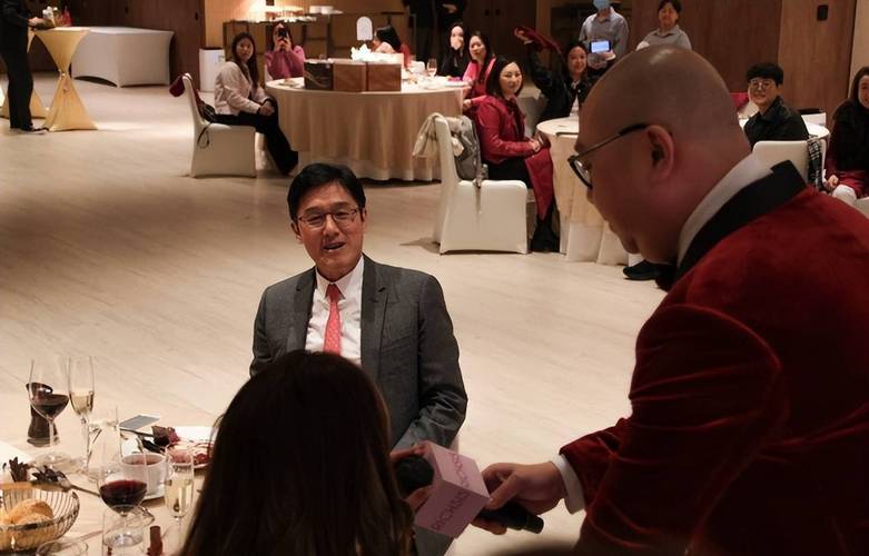 67岁香港大佬出轨网红,5年4胎原配不知情