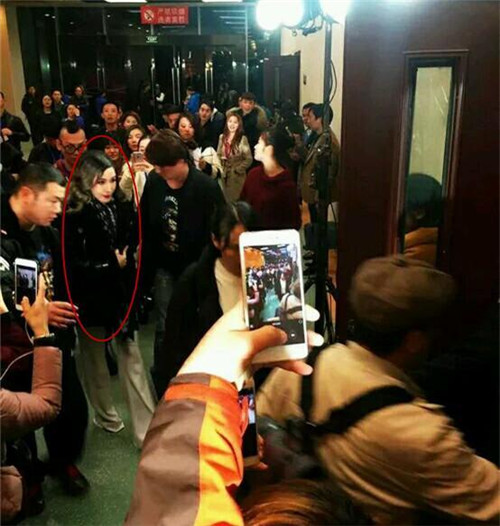 萧亚轩安徽春晚引发冲突 保安驱赶工作人员