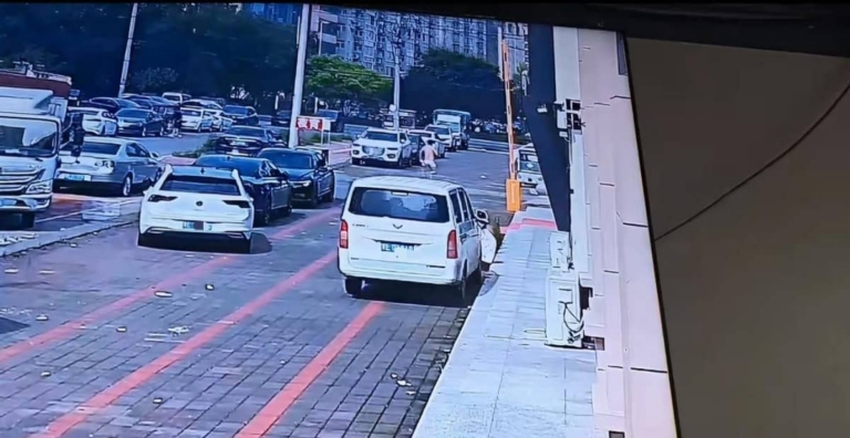 妻子在家”潇洒”孩子扔给老人，货车司机心酸找对方家属还衣服