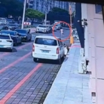 他赚的钱全给了家，回家却看到陌生男人从二楼跳下