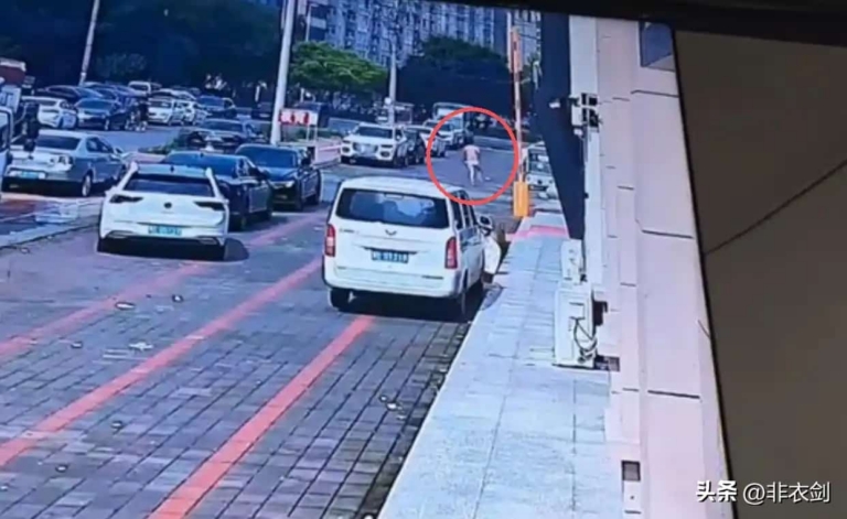 他赚的钱全给了家，回家却看到陌生男人从二楼跳下